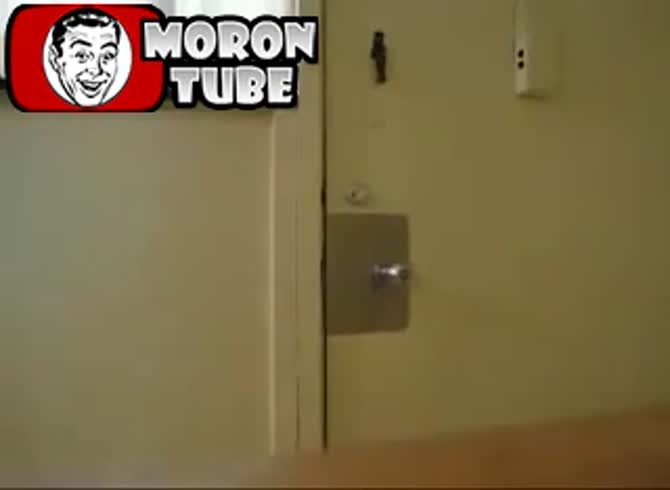 Video: She lets the pizza delivery guy in without underwear through the door